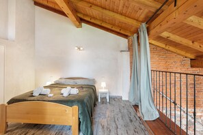 Honeymoon House, Multiple Bedrooms (La Maison Du Lac  50 meters from lake) | 1 bedroom, free WiFi, bed sheets - La Maison Du Lac 50 Meters From Lake (Monvalle)