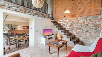 Rumah Bulan Madu, 1 kamar tidur (La Maison Du Lac 50 meters from lake) | Area keluarga | TV