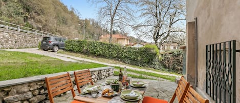 Honeymoon House, Multiple Bedrooms (La Maison Du Lac 50 meters from lake) | Outdoor dining