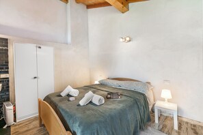 Honeymoon House, Multiple Bedrooms (La Maison Du Lac  50 meters from lake) | 1 bedroom, free WiFi, bed sheets - La Maison Du Lac 50 Meters From Lake (Monvalle)