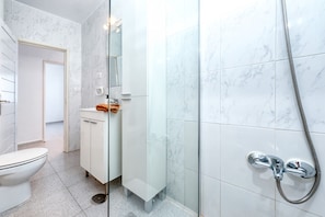 Douche, sĂšche-cheveux, serviettes fournies