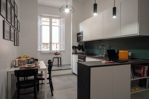 Full-sized fridge, microwave, oven, stovetop - Veniero37 Guest House (Rome)