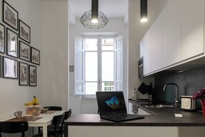 大型冰箱、微波爐、烤箱、爐台