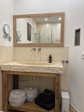 Hårtork, handdukar, tvål och toalettpapper