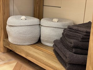 Hårtork, handdukar, tvål och toalettpapper