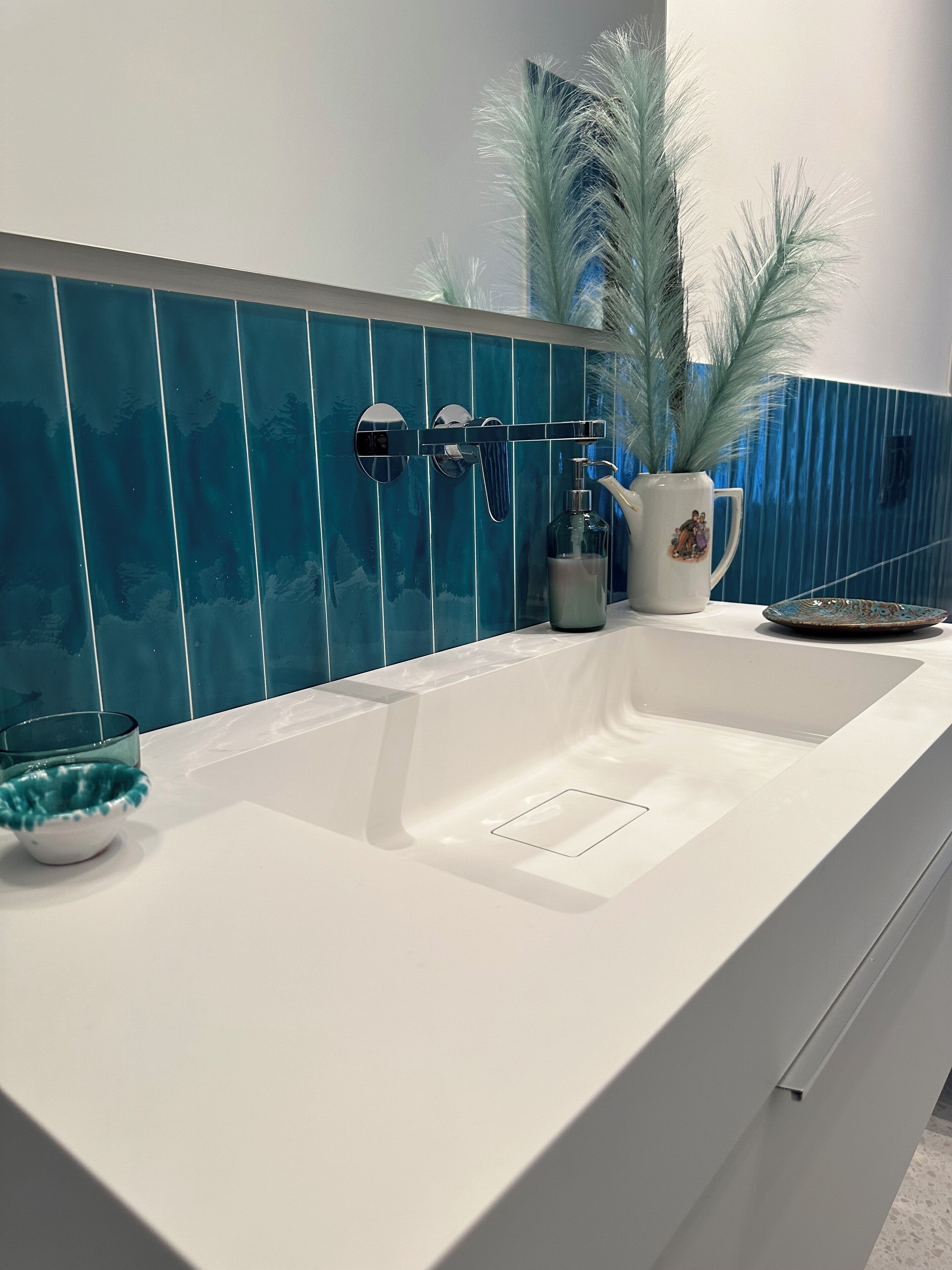 Douche, sèche-cheveux, bidet, serviettes fournies