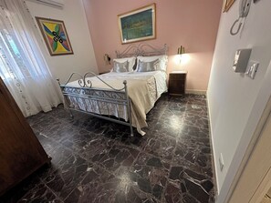 1 habitación, tabla de planchar con plancha, wifi y ropa de cama
