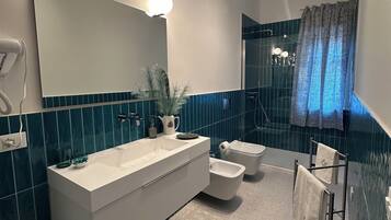 Doccia, asciugacapelli, bidet, asciugamani