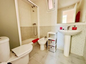 Shower, hair dryer, bidet, towels