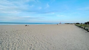 A wide sandy beach with a clear sky. - Beautiful and comfortable apartment in Denia, Costa Blanca, Spain  with communal pool for 4 persons (Denia)