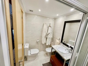 Shower, hair dryer, towels