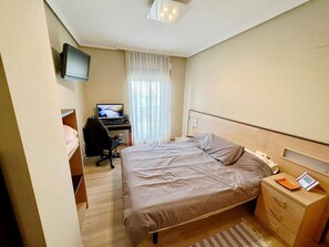 2 chambres, fer et planche à repasser, accès au Wi-Fi (inclus)