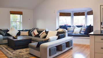 Appartement Deluxe | Aire de séjour | Téléviseur connecté