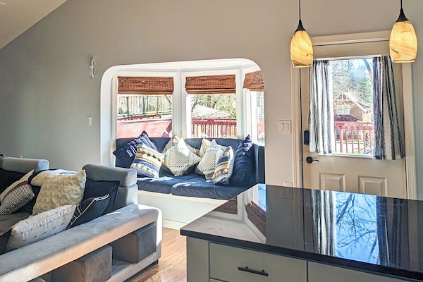 Deluxe Apartment | Living area | Smart TV