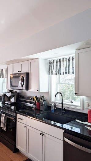 Private kitchen - Glen Mary Apartments (Bar Harbor)
