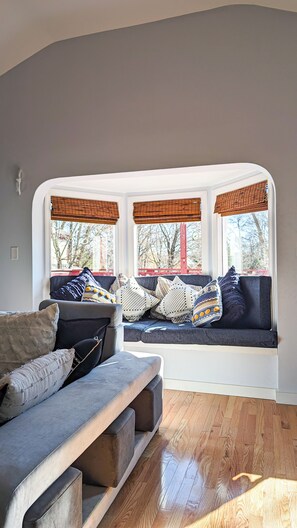 Deluxe Apartment | Living area | Smart TV - Glen Mary Apartments (Bar Harbor)