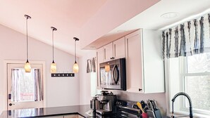 Deluxe Apartment | Dapur peribadi | Peti sejuk/penyejuk beku saiz penuh, ketuhar gelombang mikro, ketuhar 