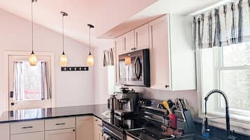 Appartement Deluxe | Cuisine privée | Réfrigérateur grande capacité avec congélateur, four à micro-ondes