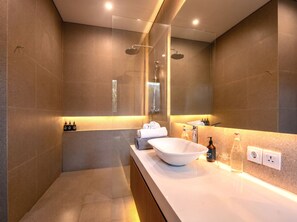 Villa de lujo, 4 habitaciones, alberca privada | Baño | Regadera tipo lluvia, amenidades de baño gratuitas, secadora de cabello 