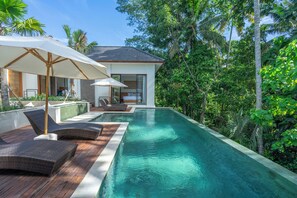 Ulkouima-allas, aurinkovarjoja, aurinkotuoleja