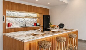 Großer Kühlschrank, Mikrowelle, Herdplatte, Espressomaschine
