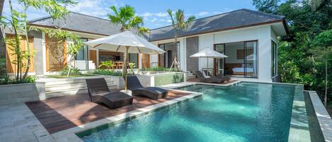 야외 수영장, 수영장 파라솔, 일광욕 의자