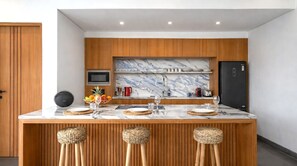 Luxury Villa, 4 Bedrooms, Private Pool | Dapur peribadi | Peti sejuk/penyejuk beku saiz penuh, ketuhar gelombang mikro, dapur 