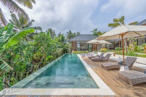Outdoor pool, pool umbrellas, sun loungers - Villa The Kayu by GORO (Ubud)