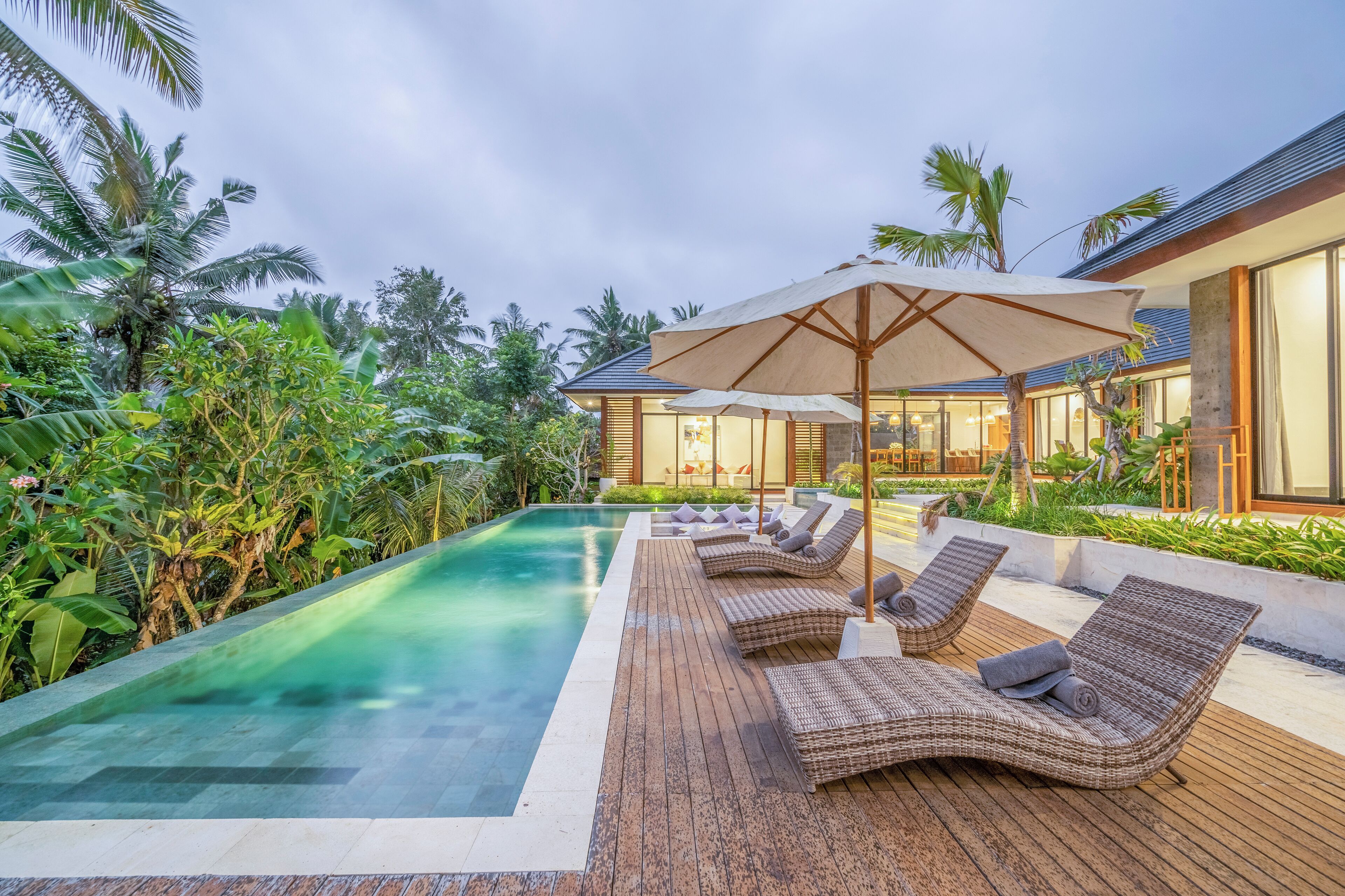 حمّام سباحة خارجي، مظلات على حمّام السباحة، مقاعد للتشمس