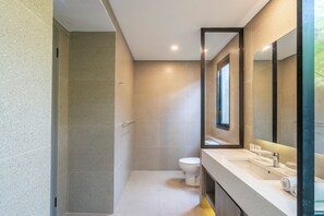 Rainfall showerhead, free toiletries, hair dryer, slippers