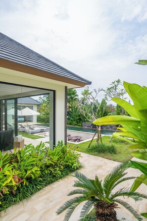 Outdoor pool, pool umbrellas, sun loungers - Villa Gantari by GORO (Ubud)