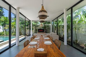 Villa superior, 3 habitaciones, vista a la alberca | Comedor