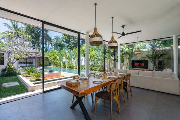 Villa superior, 3 habitaciones, vista a la alberca | Comedor