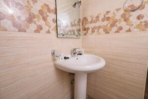 Tweepersoonskamer | Badkamer | Gratis toiletartikelen, pantoffels, handdoeken, toiletpapier