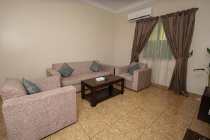 One-Bedroom Apartment | Coin séjour | Télévision à écran plat