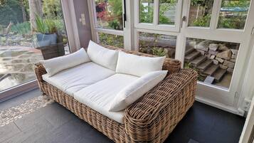 Télévision, cheminée, baby-foot, chaßne hi-fi