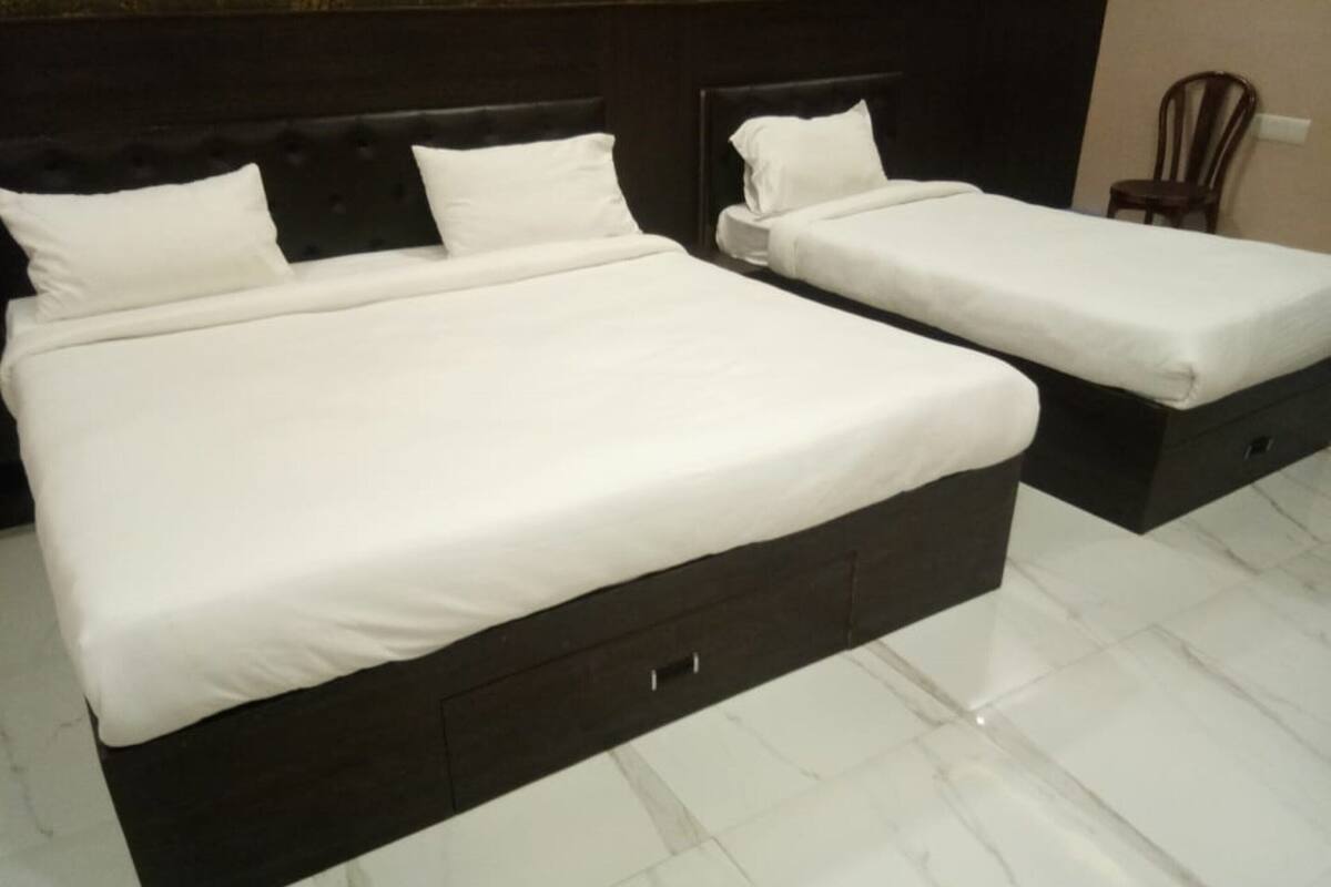 Deluxe Room | Desk, laptop workspace, free WiFi, bed sheets