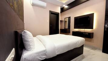 Deluxe Room | Desk, laptop workspace, free WiFi, bed sheets