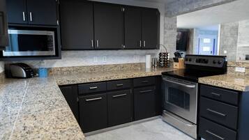 Frigorifero, microonde, forno, piano cottura