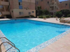 Outdoor pool - Beautiful Flat with Swimming pool and Seaview, nestled in an amazing garden  (San Pawl il-Baħar.)