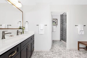 Douche, séchoir à cheveux, serviettes fournies