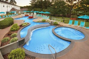 Una piscina cubierta, una piscina climatizada