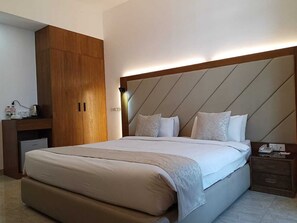 Business Single Room, 1 Double Bed, Terrace, City View | In-room safe, laptop workspace, soundproofing, iron/ironing board