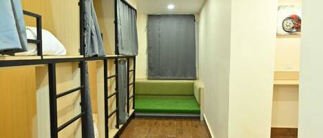 9 quartos, ferros/tábuas de passar roupa, Wi-Fi, roupa de cama