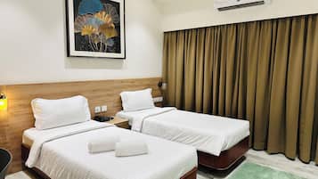 Executive Room | 1 bedroom, hypo-allergenic bedding, desk, free WiFi