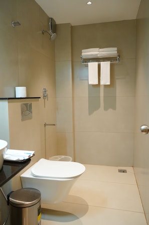 Doccia, soffione a pioggia, asciugamani, sapone