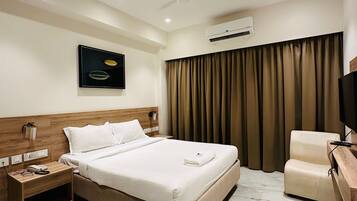 Executive Room | 1 bedroom, hypo-allergenic bedding, desk, free WiFi