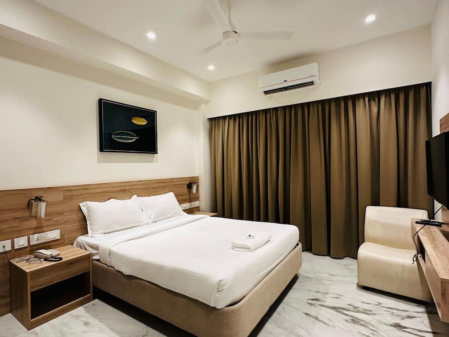 Executive Room | Hypo-allergenic bedding, desk, free WiFi, bed sheets