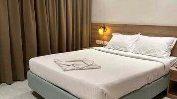 Hypo-allergenic bedding, desk, free WiFi, bed sheets