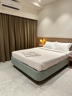 Ropa de cama hipoalergénica, escritorio, wifi gratis y ropa de cama